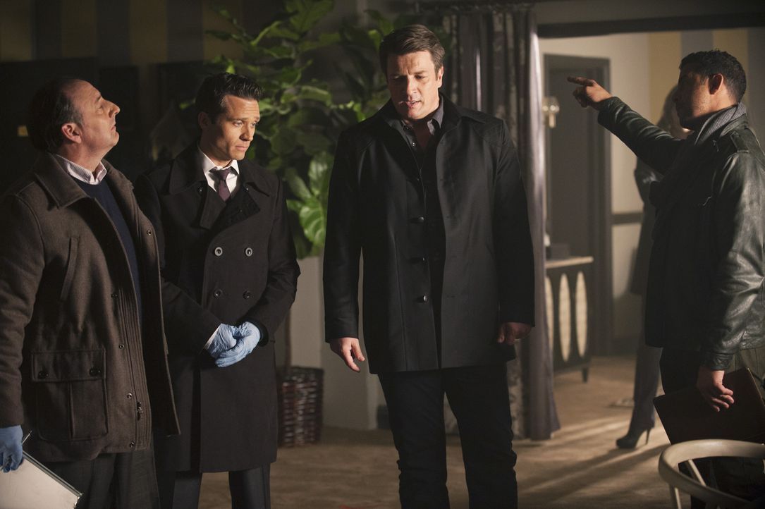 Obwohl Castle (Nathan Fillion, 2.v.r.) nicht mehr für die Polizei und an der Seite von Beckett arbeiten darf, taucht er am Tatort auf und möchte mit... - Bildquelle: ABC Studios