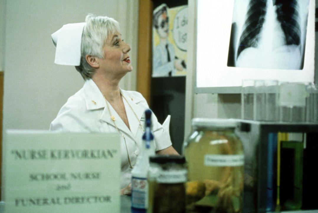 Krankenschwester Kevorkian (Shirley Jones) kann sich über mangelnde Arbeit nicht mehr beklagen ... - Bildquelle: USA Network Inc.