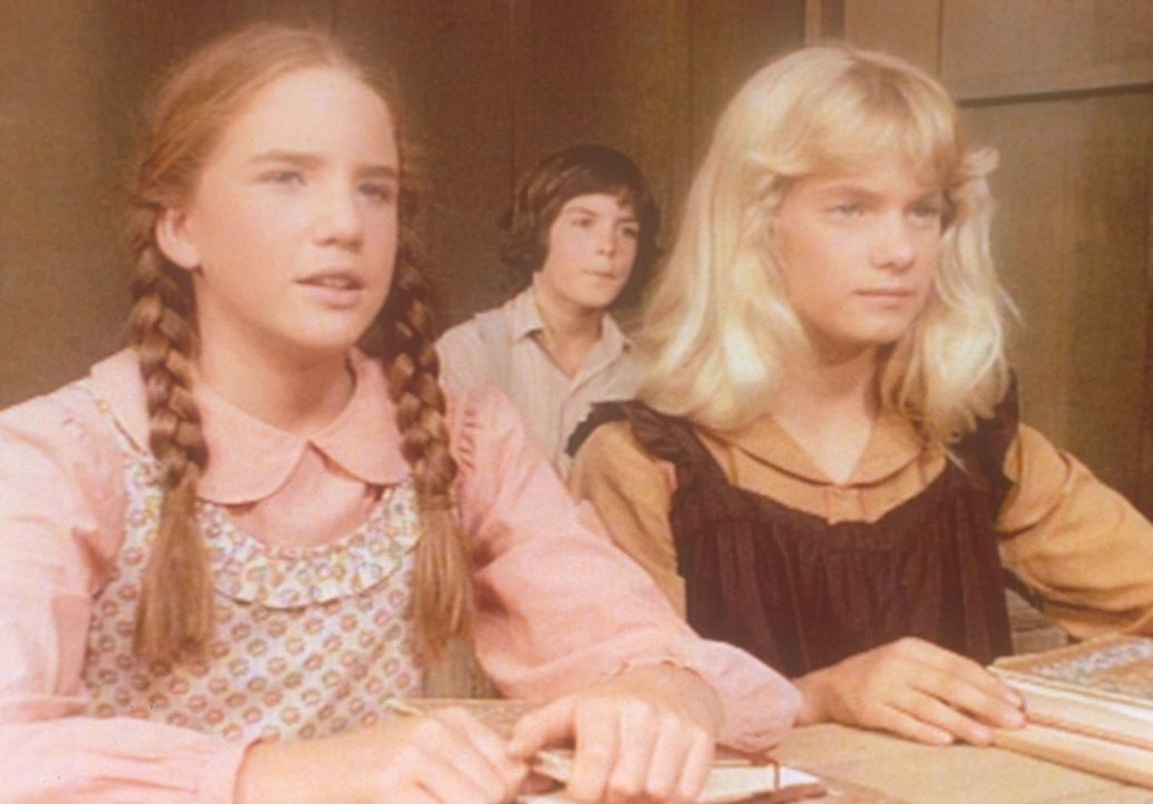 Amelia (Julie Ann Haddock, r.) ist neu in der Schule. Aber mit Laura (Melissa Gilbert, l.) hat sie bereits Freundschaft geschlossen. - Bildquelle: Worldvision