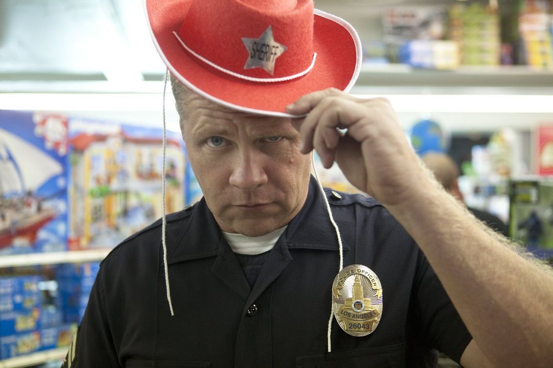 Ist immer für einen Spaß zu haben: Officer John Cooper (Michael Cudlitz) - Bildquelle: Warner Brothers