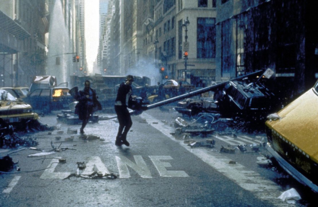 Godzilla verwüstet in New York alles, was sich ihm in den Weg stellt ... - Bildquelle: 1998 TriStar Pictures, Inc. All Rights Reserved.