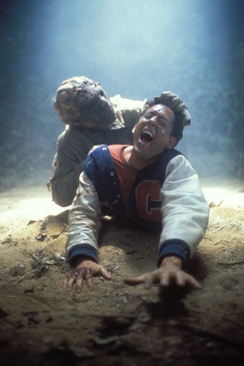 Steven Freeman (John D. LeMay, vorne) schreit verzweifelt: Er ist dem verrückten Killer Jason Voorhees (Kane Hodder, hinten) ausgeliefert ... - Bildquelle: Warner Bros.