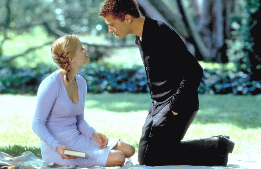 Als Sebastian (Ryan Phillippe, r.) sich in die unschuldige Annette (Reese Witherspoon, l.) verliebt, gerät seine hemmungslose Schwester völlig aus... - Bildquelle: Kinowelt Filmverleih GmbH 1998