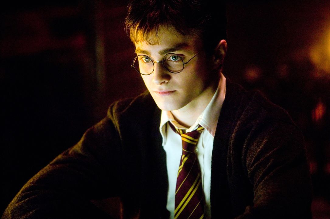 Obwohl Harry Potter (Daniel Radcliffe) dabei war, wie Lord Voldemort wieder auferstanden ist, will das Zauber-Ministerium ihm und Hogwarts-Direktor... - Bildquelle: Warner Brothers International