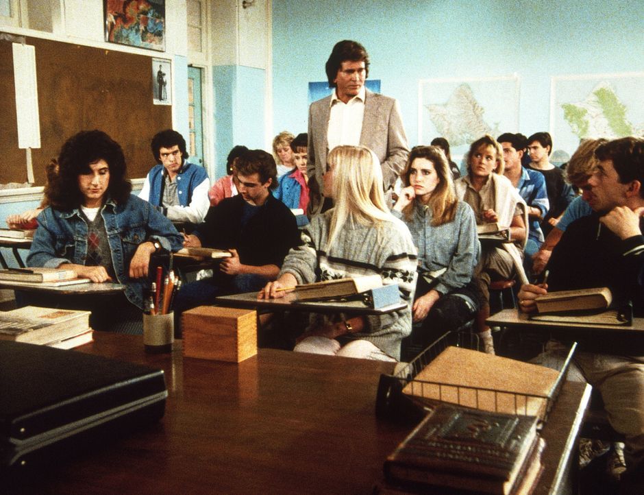 Jonathan (Michael Landon, M.) wandelt als Mathematiklehrer auf Erden. Dem Baseball-verrückten Jack Mason lässt er seine Faulheit nicht durchgehen... - Bildquelle: Worldvision Enterprises, Inc.