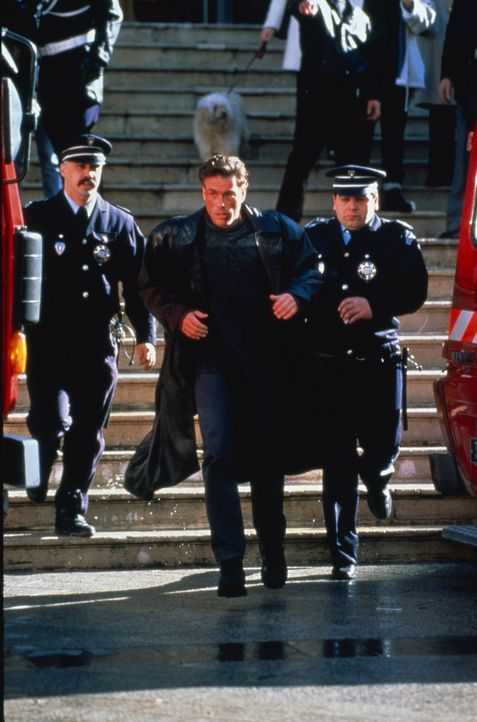 Auf der Suche nach dem Mörder seines Zwillingsbruders verstrickt sich Inspektor Alain Moreau (Jean-Claude Van Damme) in Intrigen mit der Russen-Maf... - Bildquelle: Sony Pictures Television International. All Rights Reserved.
