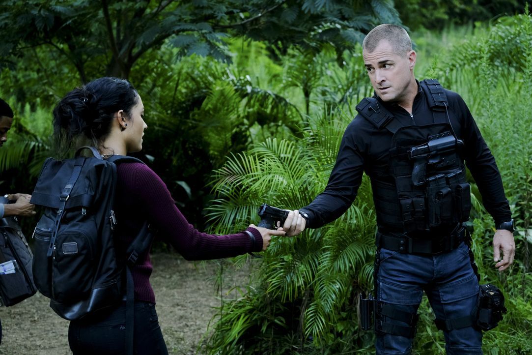 Riley (Tristin Mays, l.) und Jack (George Eads, r.) bereiten sich auf ihren noch unbekannten, aber sehr gefährlichen Gegner vor ... - Bildquelle: Guy D'Alema CBS © 2017 CBS Broadcasting, Inc. All Rights Reserved. TM / Guy D'Alema
