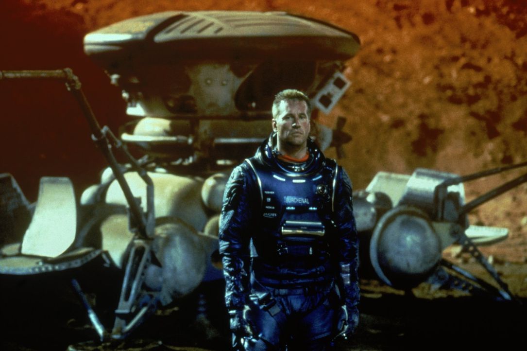 Als ihr Raumschiff in einen Sonnensturm gerät, landen Bordingenieur Gallagher (Val Kilmer) und das Team mit einer Landekapsel auf dem Mars. Allerdin... - Bildquelle: Warner Bros. Entertainment Inc.