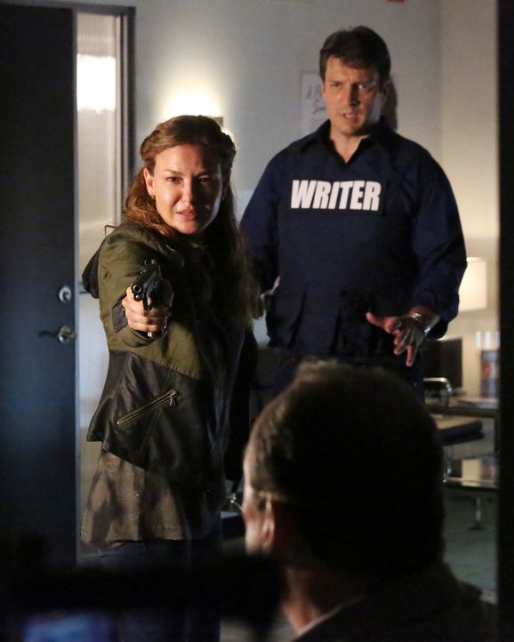 Kann Richard Castle (Nathan Fillion, r.) Emma Briggs (Alicia Lagano, l.) davon abhalten, die Waffe einzusetzen? - Bildquelle: ABC Studios
