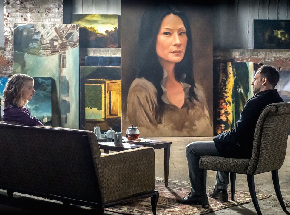 Holmes (Jonny Lee Miller, r.) ist schockiert, als er sieht, dass Moriarty (Natalie Dormer, l.) im Gefängnis ein Gemälde von Watson geschaffen hat, d... - Bildquelle: CBS Television