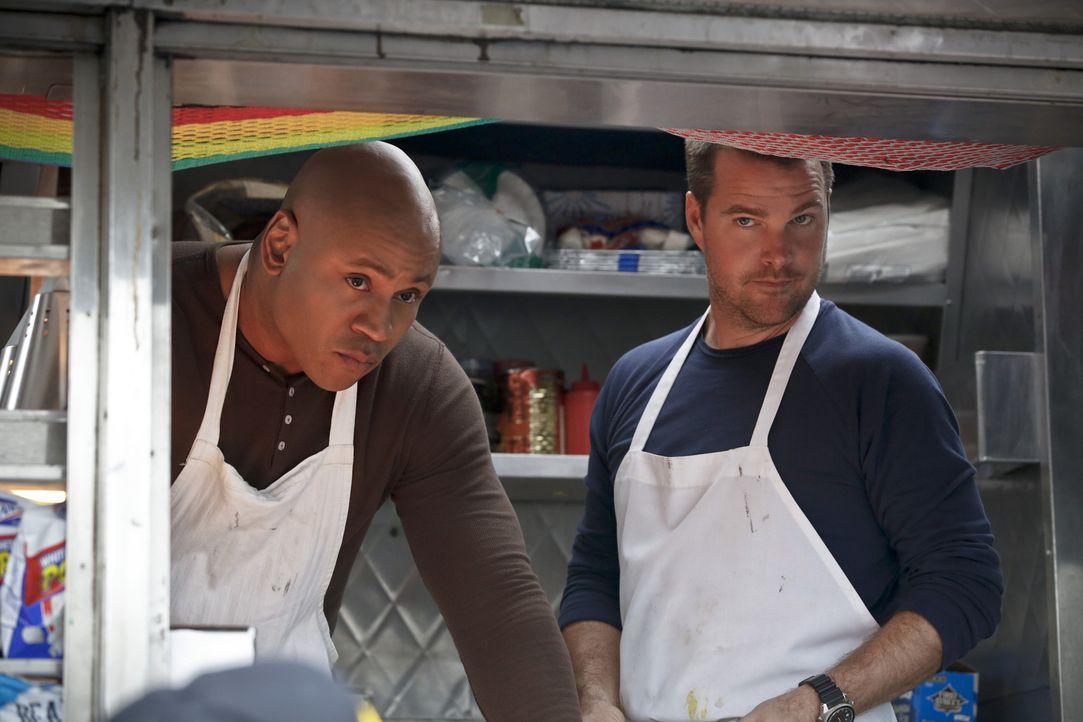 Ermitteln undercover in einem neuen Fall: Callen (Chris O'Donnell, r.) und Sam (LL Cool J, l.) ... - Bildquelle: CBS Studios Inc. All Rights Reserved.