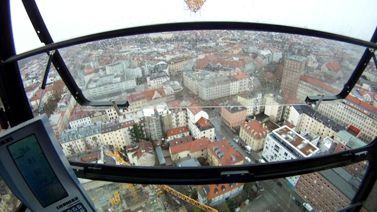 Kranführer Hans muss in München aus 80 Metern Höhe ein Balkonfertigteil millimetergenau einsetzen. Doch während der Aktion macht ihm der Wind zu... - Bildquelle: kabel eins