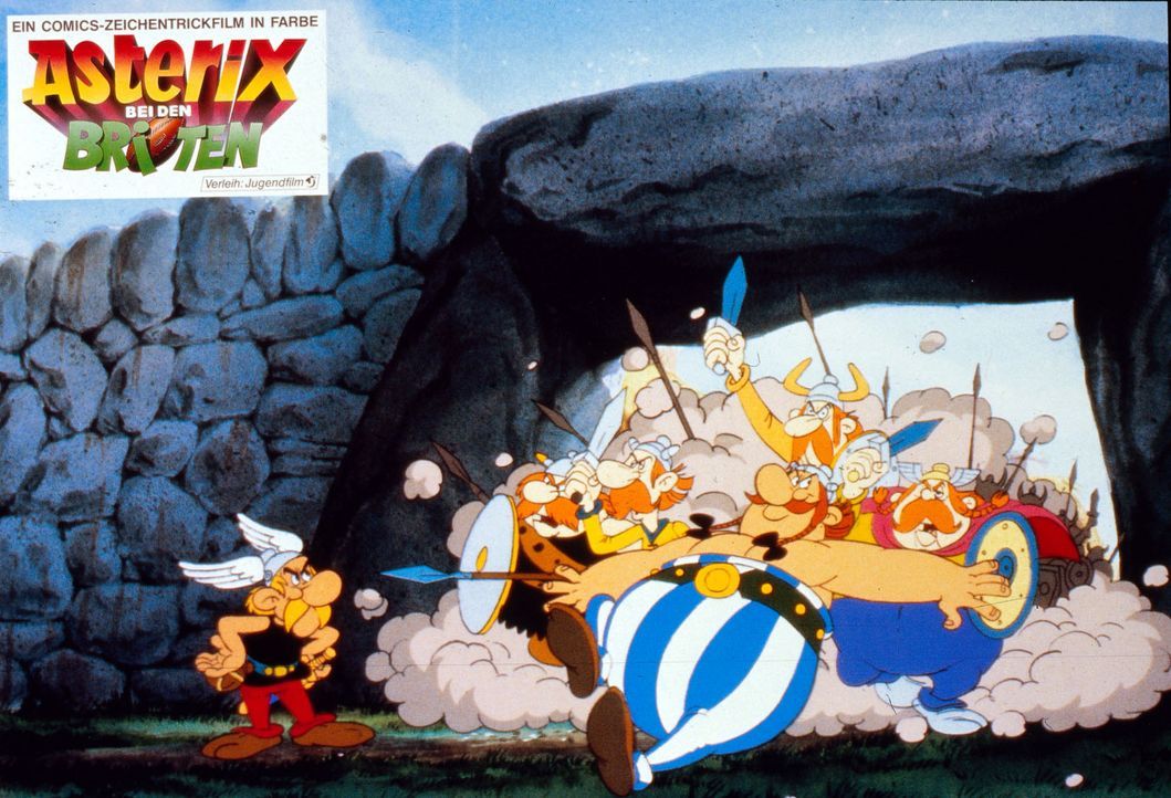 Asterix (l.) und Obelix (M.) versuchen, ihre britischen Freunde zu bremsen. Nach der Einnahme des gallischen Zaubertrankes sind die Briten Feuer und... - Bildquelle: Jugendfilm-Verleih GmbH
