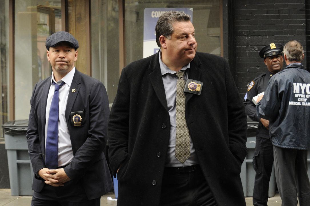 Danny (Donnie Wahlberg, l.) ist genervt: Um den Killer einer wichtigen Zeugin zu finden, muss er mit Anthony (Steve Schirripa, r.) Hand in Hand arbe... - Bildquelle: Jeffrey Neira 2016 CBS Broadcasting Inc. All Rights Reserved