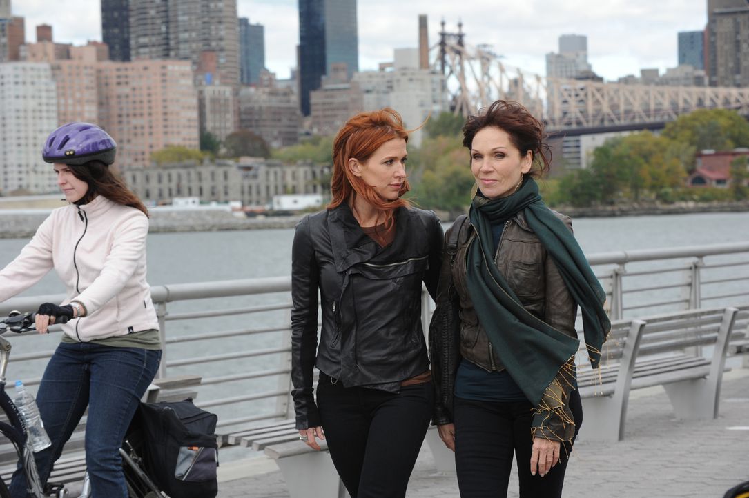 Carrie (Poppy Montgomery, l.) hofft, von ihrer Tante (Marilu Henner, r.) mehr über den Tod ihrer Schwester zu erfahren ... - Bildquelle: 2011 CBS Broadcasting Inc. All Rights Reserved.