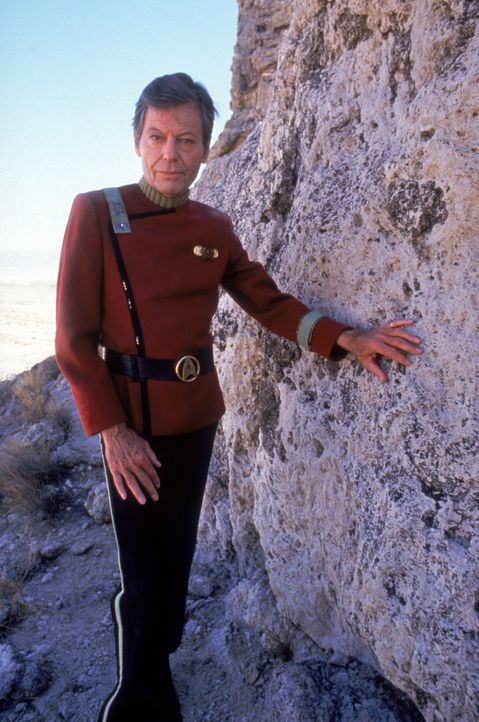 Auf Capt. James T. Kirk (William Shatner) und seine Crew wartet eine schwierige und nicht ungefährliche Mission ... - Bildquelle: 2003 By Paramount Pictures All Rights Reserved