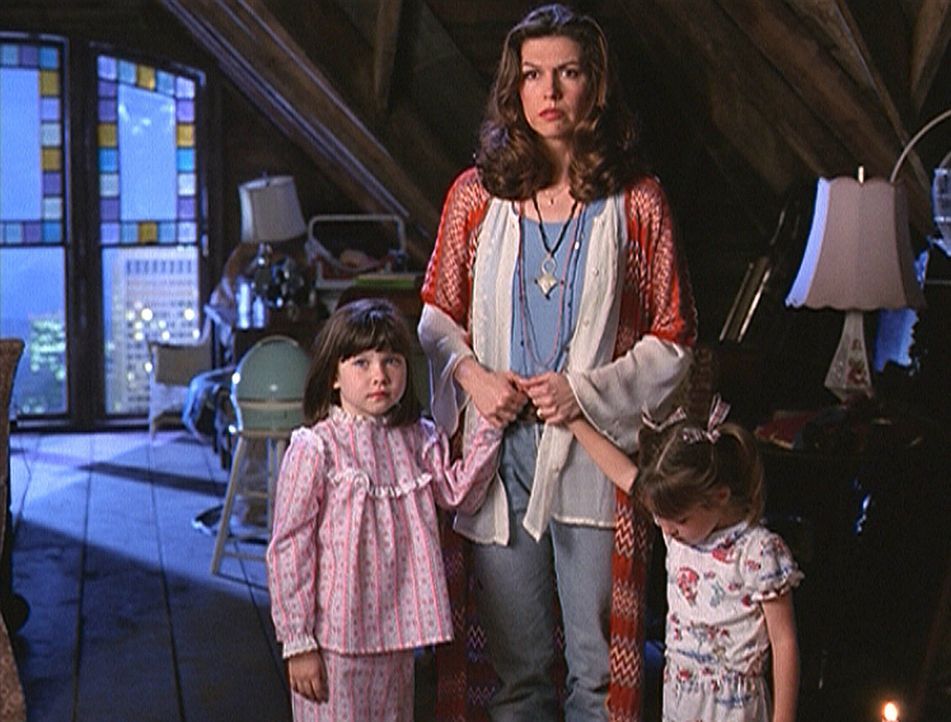 Patty Halliwell (Finola Hughes, M.) steht plötzlich ihren erwachsenen Töchtern gegenüber. Das kann eigentlich nicht sein, denn Prue (Emmalee Thom... - Bildquelle: Paramount Pictures