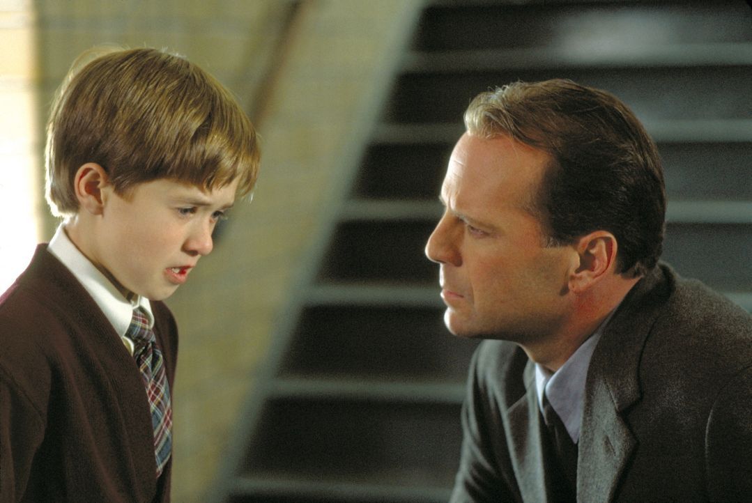 Behutsam nähert sich der Kinderpsychologe Dr. Malcolm Crowe (Bruce Willis, r.) dem kleinen Cole (Haley Joey Osment, l.). Er ist überzeugt, dass da... - Bildquelle: Buena Vista Pictures