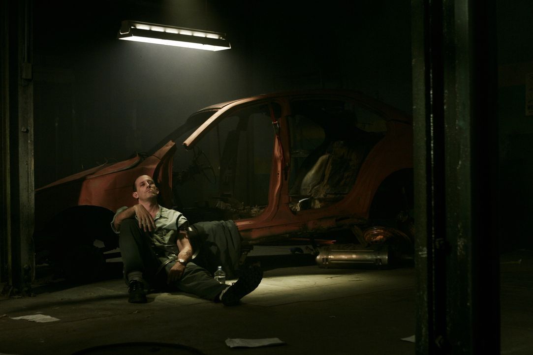 Rafael Alvarez (Alex Fernandez) ist in schmutzige Geschäfte verwickelt ... - Bildquelle: Warner Bros. Entertainment Inc.