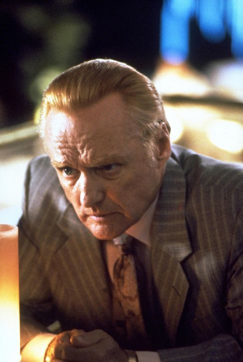 Wie soll der Gangster Red (Dennis Hopper) nur an die 50000 Dollar kommen, die er der Mafia schuldet? - Bildquelle: Warner Bros.