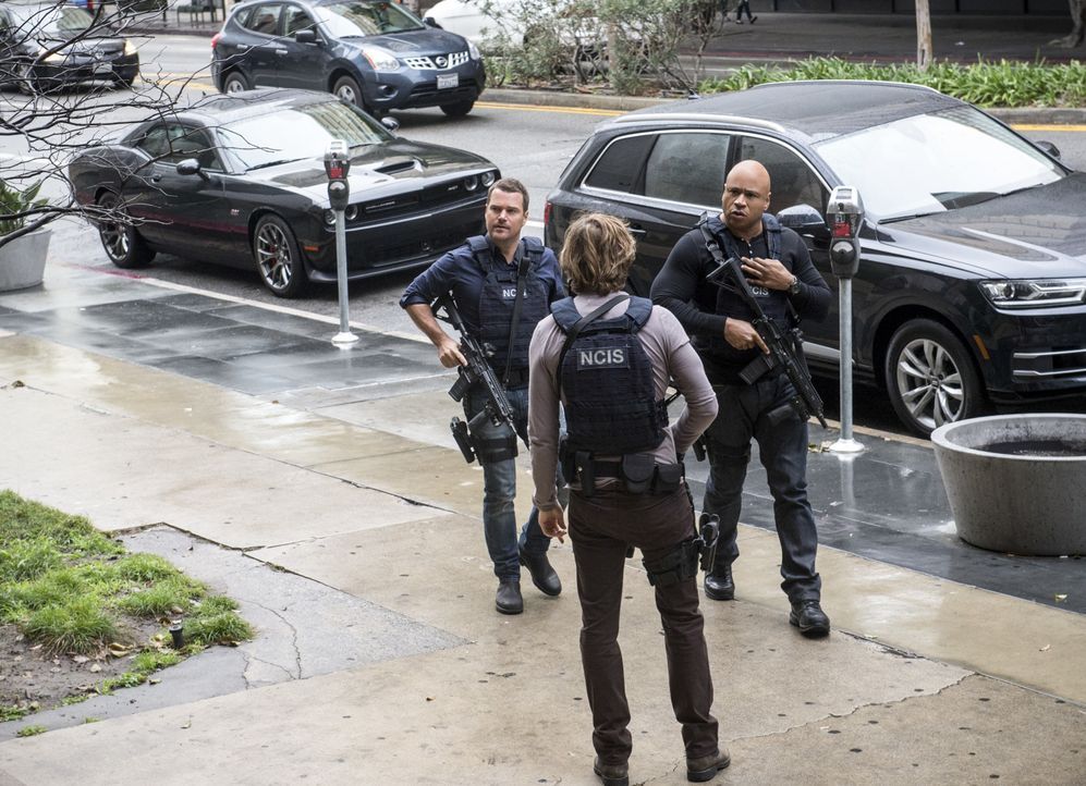 Um Kensi zu retten, geben Callen (Chris O'Donnell, l.), Sam (LL Cool J, r.) und Deeks (Eric Christian Olsen, M.) alles. Doch werden sie sie rechtzei... - Bildquelle: Neil Jacobs 2017 CBS Broadcasting, Inc. All Rights Reserved. / Neil Jacobs