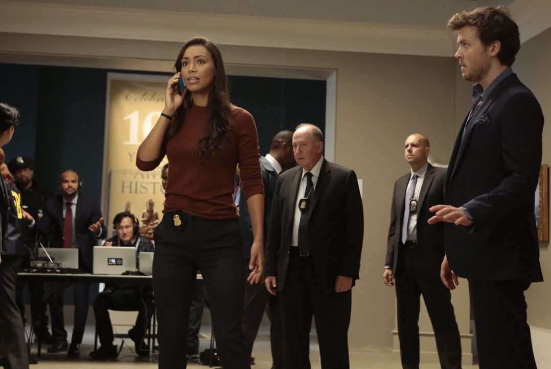 Das FBI und Kay Daniels (Ilfenesh Hadera, l.) erhoffen sich mit der Hilfe von Cameron Black (Jack Cutmore-Scott, r.) und seinem Team, den Bombenlege... - Bildquelle: Warner Bros.