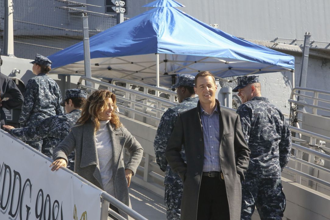 Als Quinn (Jennifer Esposito, l.) und McGee (Sean Murray, 2.v.r.) einen alten Fall neu aufrollen, machen sie an Bord der Marine eine äußerst mysteri... - Bildquelle: Patrick McElhenney 2016 CBS Broadcasting, Inc. All Rights Reserved / Patrick McElhenney