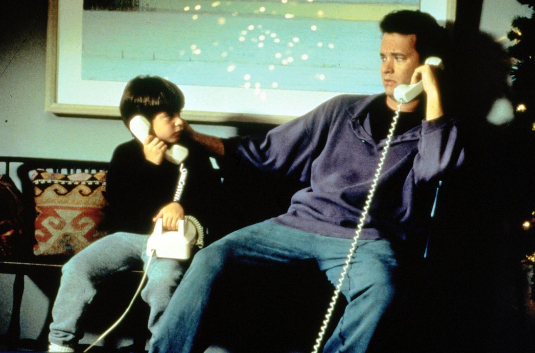 Sam (Tom Hanks, r.) und Jonah (Ross Malinger, l.) sprechen über ihre Gefühle... - Bildquelle: Columbia TriStar