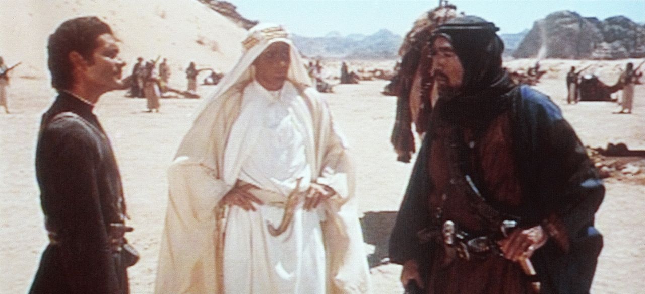 T. E. Lawrence (Peter O'Toole, M.) kann Sherif Ali ibn el Kharisch (Omar Sharif, l.) und Auda Abu Tayi (Anthony Quinn, r.) von seiner Mission überz... - Bildquelle: Columbia Pictures