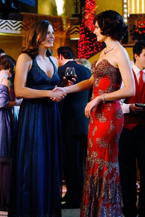 Auf dem Wohltätigkeitsball lernt Kate (Stana Katic, r.) die wohlhabende Ruth (Elizabeth Ann Bennett, l.) kennen. - Bildquelle: ABC Studios