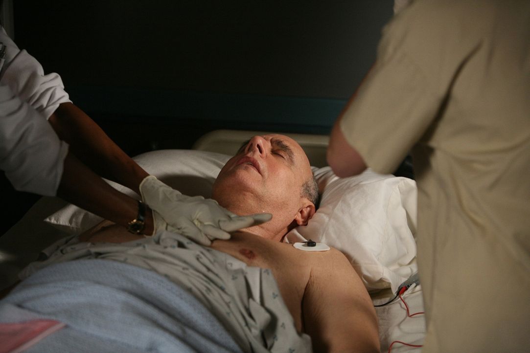 Die Ärzte kämpfen um das Leben des Komapatienten Todd Emory (Jeffrey Tambor) ... - Bildquelle: Paramount Network Television