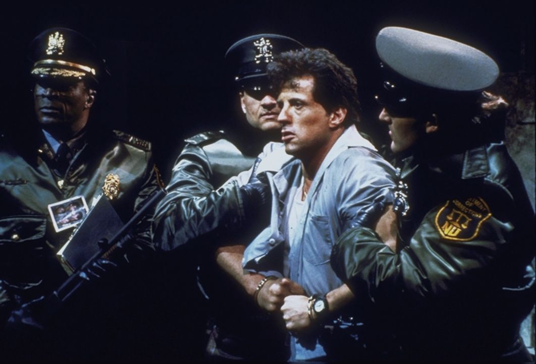 Sechs Monate vor seiner Entlassung wird der Häftling Frank Leone (Sylvester Stallone, M.) in das Hochsicherheitsgefängnis Gateway verlegt, das der s...