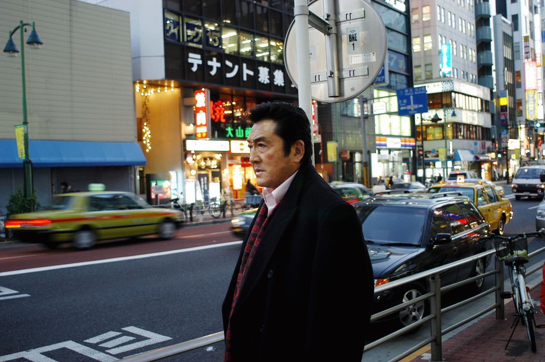 Bei seinen Ermittlungen in Tokio trifft Jack  auf Asakawa (Hiroki Matsukata) ... - Bildquelle: Warner Bros. Entertainment Inc.