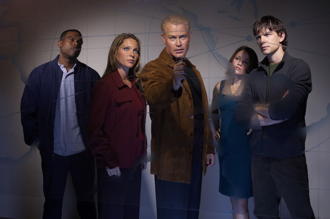 (1. Staffel) - Das Team der Gesundheitsbehörde: Dr. Stephen Connor (Neal McDonough, M.), Dr. Natalie Durant (Kelli Williams, 2.v.l.), Frank Powell... - Bildquelle: CBS Television