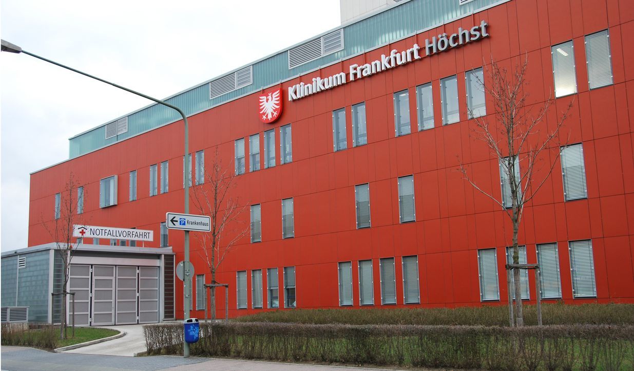 2.000 Angestellte, 900 Betten und 140.000 Patienten pro Jahr: kabel eins zeigt den echten Krankenhaus-Alltag am Klinikum Frankfurt Höchst aus der Si... - Bildquelle: kabel eins