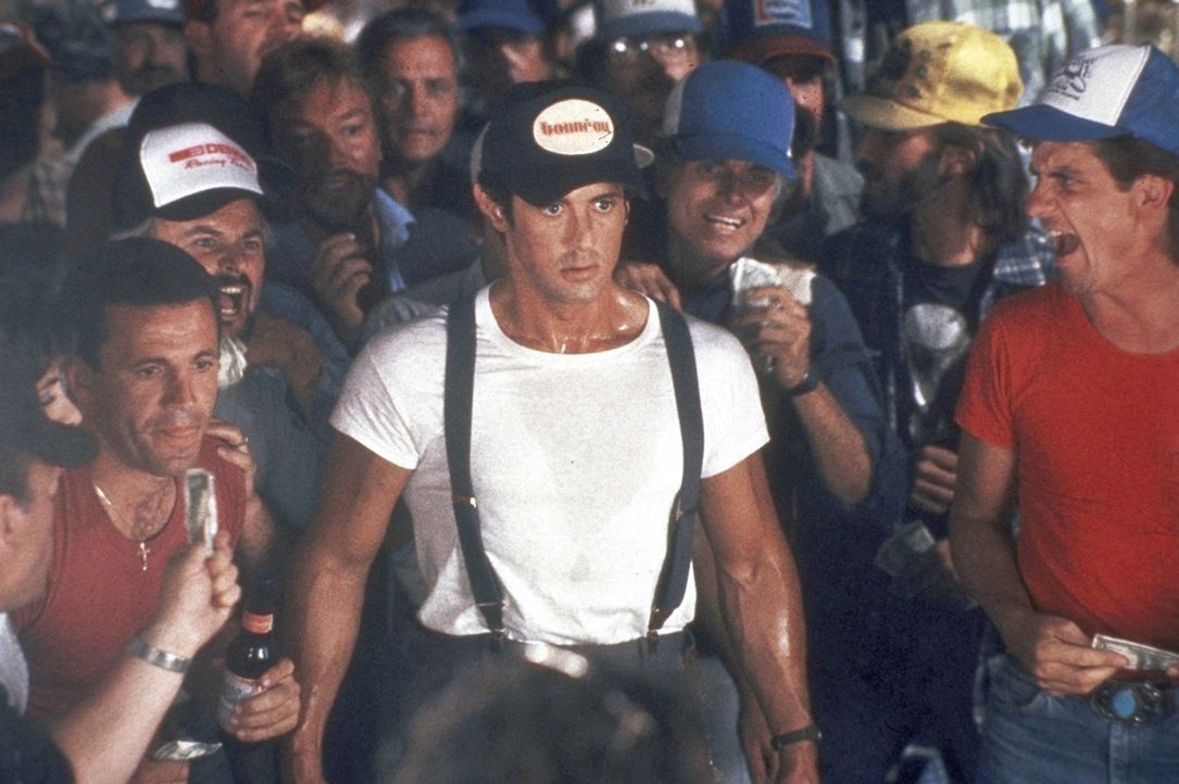 Lincoln Hawk (Sylvester Stallone, M.) fährt nach Las Vegas, um an der Weltmeisterschaft im Armdrücken teilzunehmen. - Bildquelle: Warner Bros.