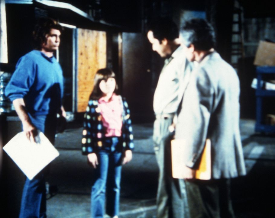 Jonathan (Michael Landon, l.) stellt die kleine Carla (Laura Jacoby, 2.v.l.) vor: Sie soll den Kinderstar Lori ersetzen. - Bildquelle: Worldvision Enterprises, Inc.