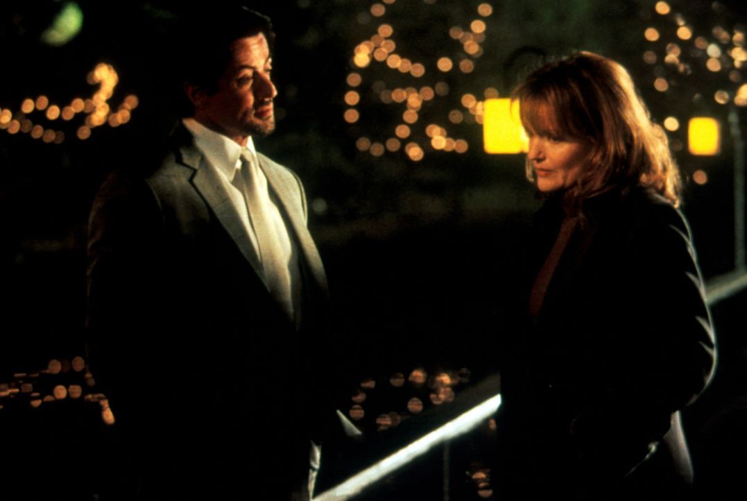 Der Tod ihres Mannes hat Gloria (Miranda Richardson, r.) sehr getroffen. Jack Carter (Sylvester Stallone, l.) verspricht ihr, die Killer seines Brud... - Bildquelle: Warner Bros.