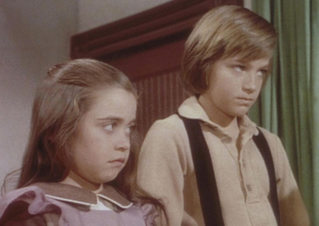 Ihre neue Eltern können James (Jason Bateman, r.) und Cassandra (Missy Francis, l.) nichts recht machen. Schon lange vor Schulbeginn müssen sie au... - Bildquelle: Worldvision