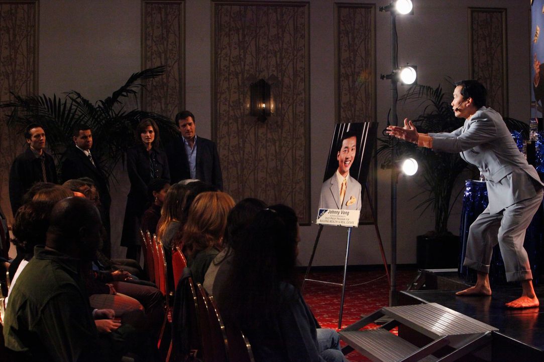 Die Polizei stattet Jonny Wong (Eddie Shin, r.) bei dessen Liveshow einen Besuch ab: Richard Castle (Nathan Fillion, 2.v.r.), Kate Bakett (Stana Kat... - Bildquelle: ABC Studios