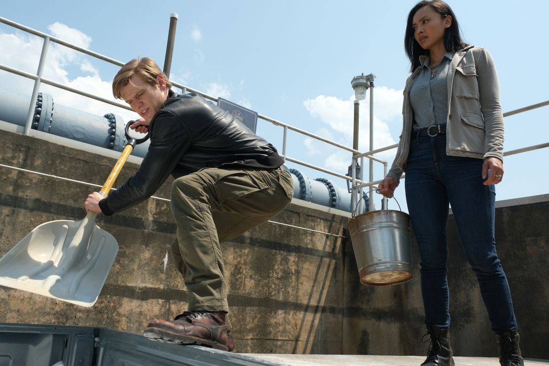 Angus MacGyver (Lucas Till, l.); Desi Nguyen (Levy Tran, r.) - Bildquelle: Mark Hill © 2020 CBS Broadcasting, Inc. All Rights Reserved / Mark Hill