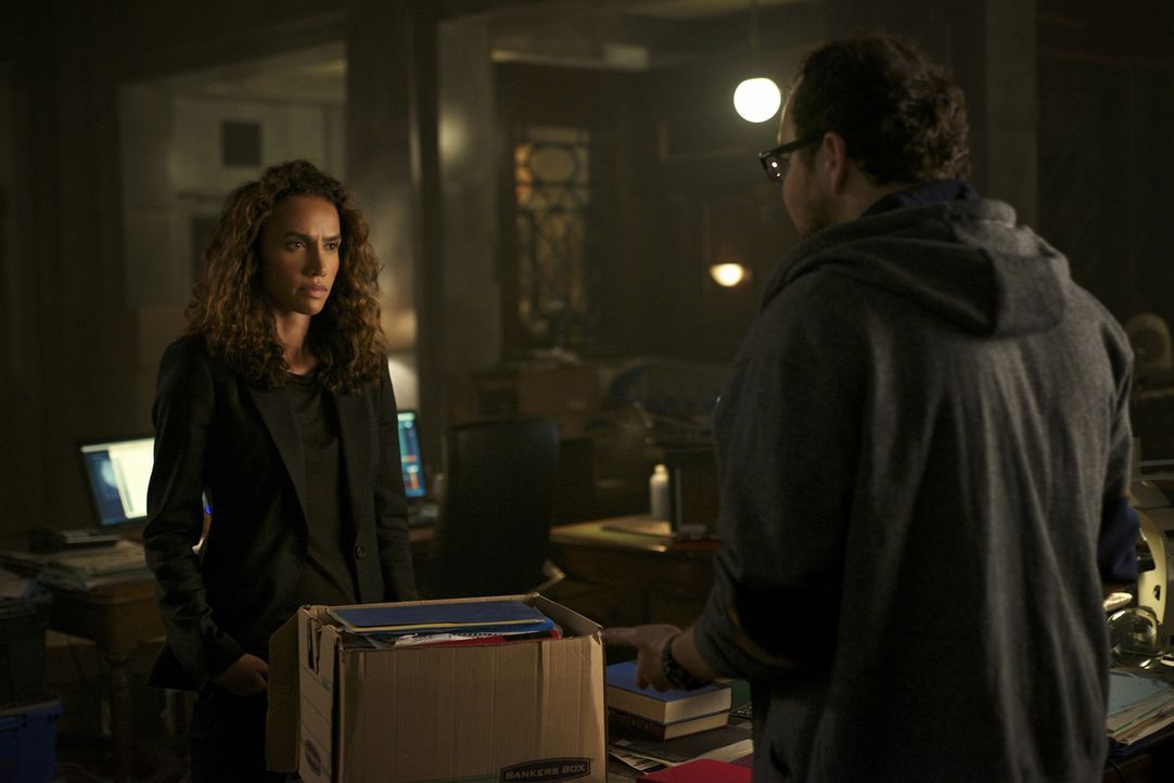Tess (Nina Lisandrello, l.) gefällt es überhaupt nicht, dass sie und J.T. (Austin Basis, r.) immer noch dafür sorgen müssen, dass niemand von der Ex... - Bildquelle: Sven Frenzel 2016 The CW Network. All Rights Reserved.