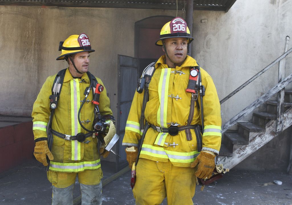 Dieses Mal müssen Sam (LL Cool J, r.) und Callen (Chris O'Donnell, l.) undercover als Feuerwehrmänner arbeiten ... - Bildquelle: Sonja Flemming 2016 CBS Broadcasting, Inc. All Rights Reserved.