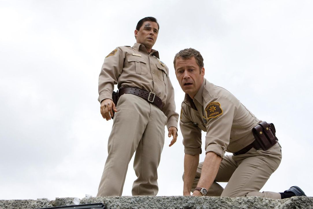 Nach dem Unfall mit dem Ghettoblaster, leidet Carter (Colin Ferguson, r.) unter Halluzinationen. Er sieht immer wieder Deputy Andy (Kavan Smith, l.)... - Bildquelle: Universal Television