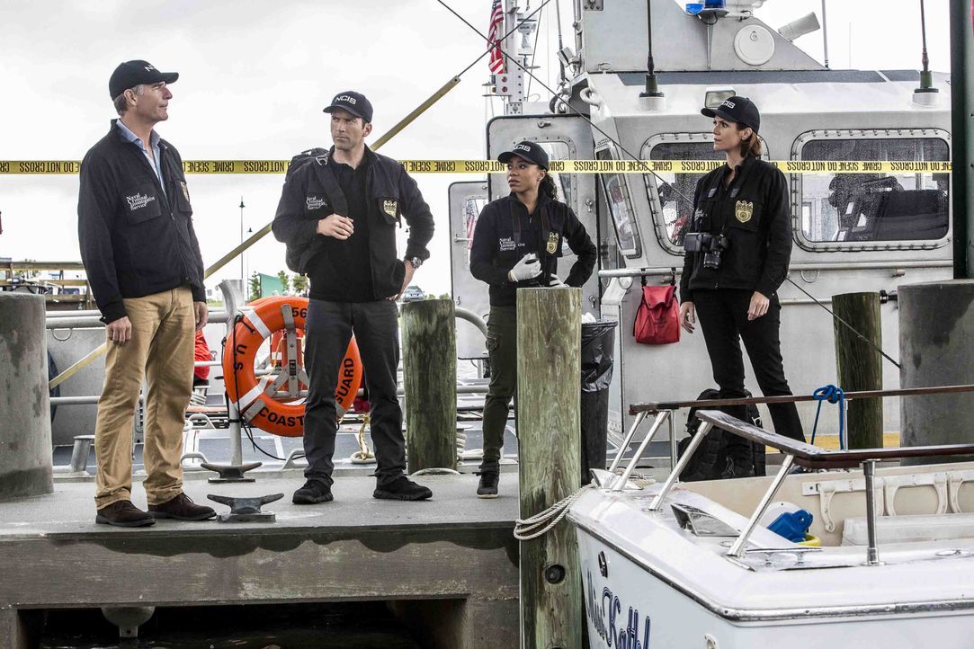 Pride (Scott Bakula, l.), LaSalle (Lucas Black, 2.v.l.), Percy (Shalita Grant, 2.v.r.) und Brody (Zoe McLellan, r.) wollen den Mörder eines Navy-Tau... - Bildquelle: Skip Bolen 2016 CBS Broadcasting, Inc. All Rights Reserved / Skip Bolen