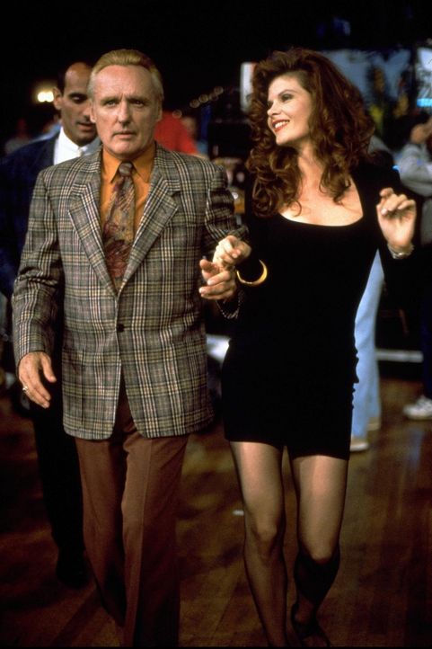 Der Falschgeldeintreiber Red (Dennis Hopper, l.) möchte sich mit dem Callgirl Vikki (Lolita Davidovich, r.) einen schönen Abend machen ... - Bildquelle: Warner Bros.