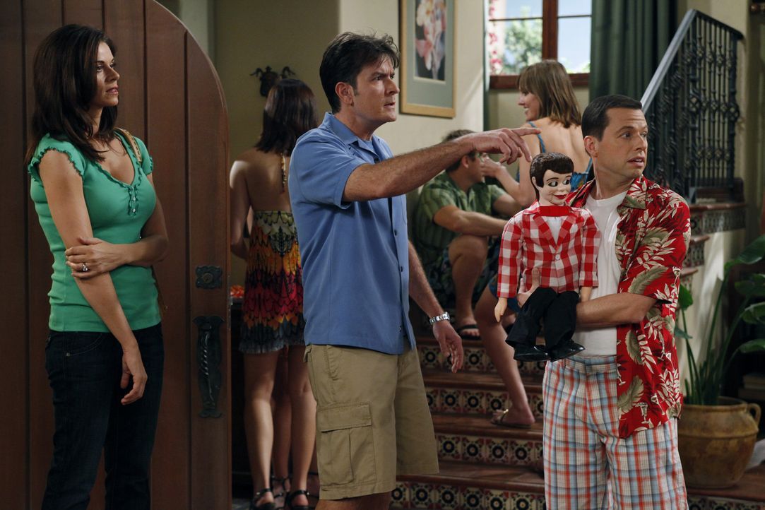 Charlie (Charlie Sheen, M.) platz der Kragen, als Alan (Jon Cryer, r.) gemeinsam mit seiner Freundin eine nicht angekündigte Party im Haus feiert.... - Bildquelle: Warner Bros. Television