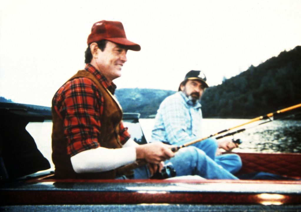 Earl (John Lawlor, l.) hat Mark (Victor French, r.) einen besonders guten Fischplatz gezeigt, wo sie nun um die Wette angeln ... - Bildquelle: Worldvision Enterprises, Inc.