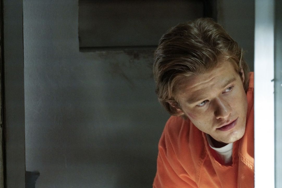 Um das Vertrauen von Drogenbaron El Noche zu gewinnen, begiebt sich MacGyver (Lucas Till) selbst als Insasse in ein Hochsicherheitsgefängnis ... - Bildquelle: 2016 CBS Broadcasting, Inc. All Rights Reserved