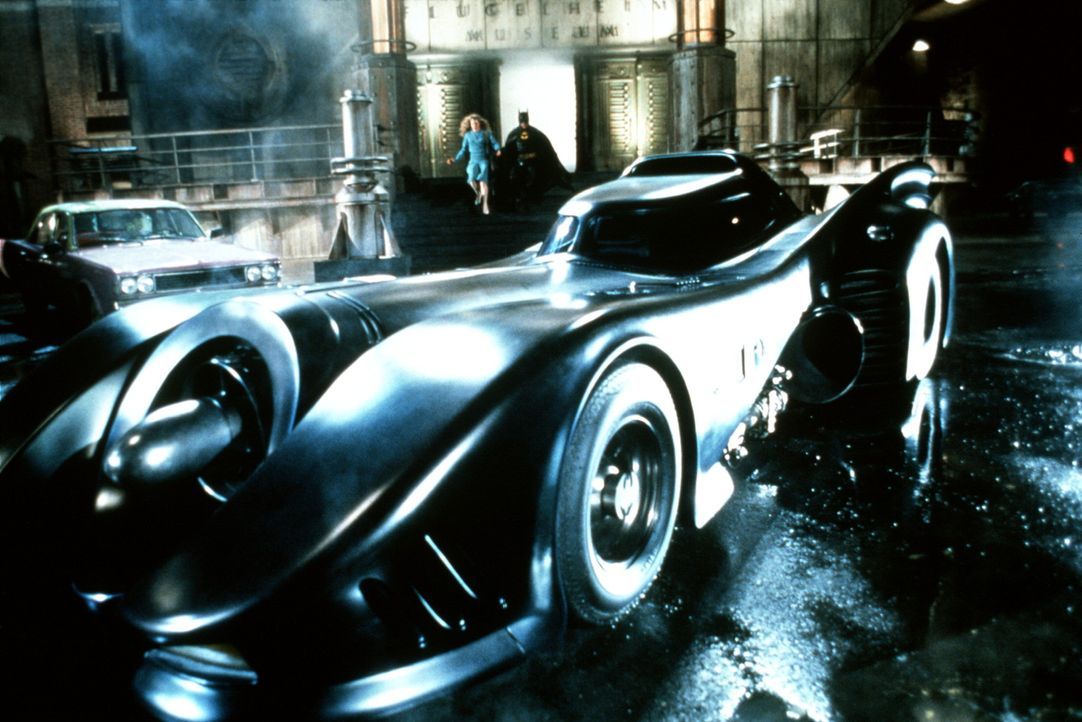 Batman (Michael Keaton, r.) gelingt es, die schöne Journalistin Vicky Vale (Kim Basinger, l.) aus den Klauen des Jokers zu befreien. Im Batmobil fl... - Bildquelle: Warner Bros.